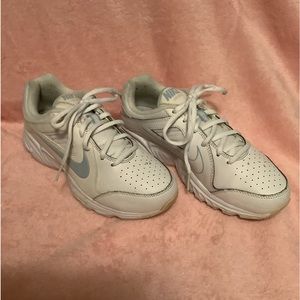 Womens Nike View III Rolling Rail Walking Shoes-size 5